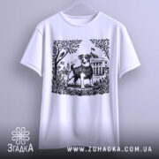 Футболка пес Патрон білого кольору, зображена на вішалці, фон світло-сірий, принт з чорно-білим зображенням собаки Патрона оточений рослинністю та архітектурними елементами.