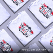 Футболка працюю за каву, білого кольору, зображена на манекені з правого ракурсу, фон світло-сірий, принт містить текст про каву та малюнок людини з чашкою.