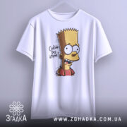 Футболка спокійно без істерик, білого кольору, підвішена на вішалці, фон світлий, принт з Бартом Симпсоном, текст 'Спокійно без істерик' розташований зліва.