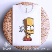 Футболка спокійно без істерик, складена на плетеній основі, фон світлий, принт з Бартом Симпсоном, текст 'Спокійно без істерик' видно на передній частині футболки.