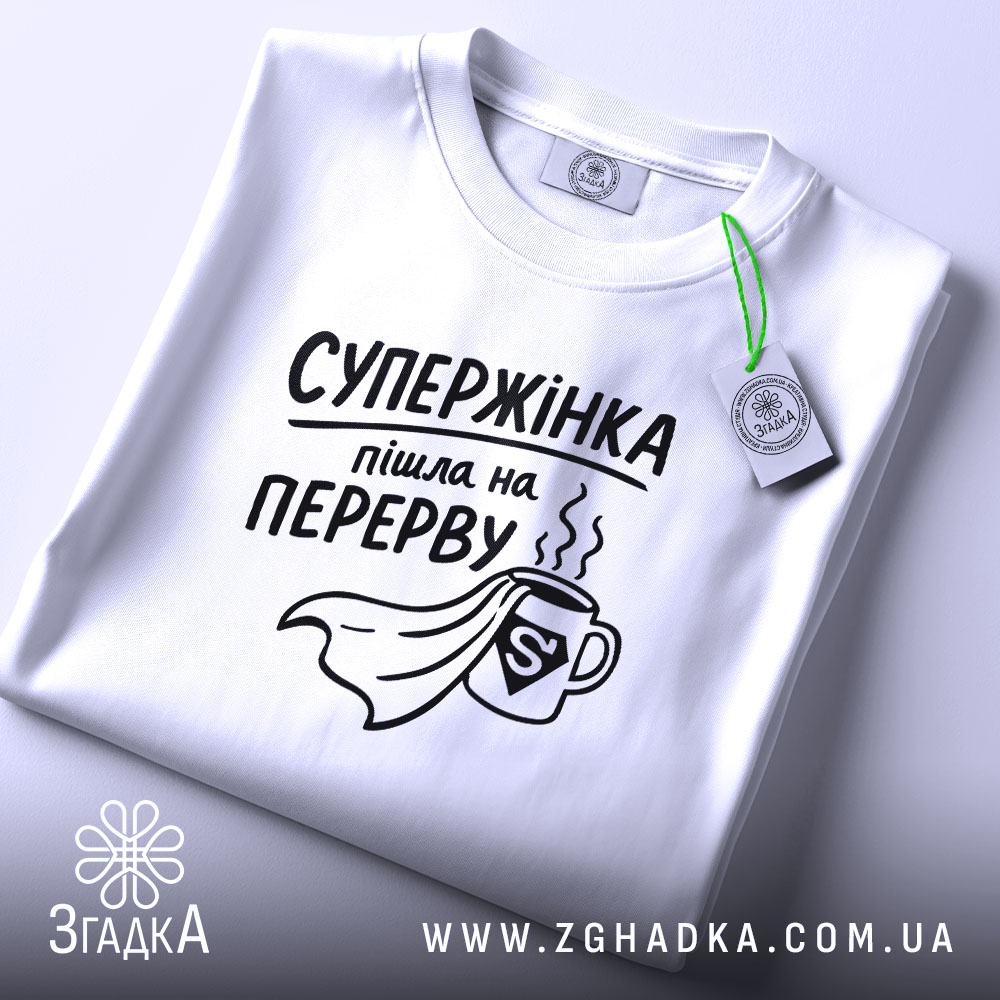Футболка супержінка на перерві — чорна футболка, крупний план принта, студійне освітлення.