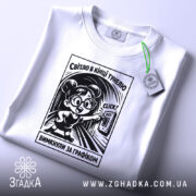 Футболка світло в тунелі — чорна футболка, крупний план принта, студійне освітлення.