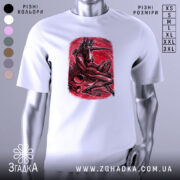 Футболка темний сюрреалізм, біла, зображена на манекені, фон світло-сірий, принт червоного кольору з зображенням істоти з рогами, що сидить в позі, з чорними деталями.