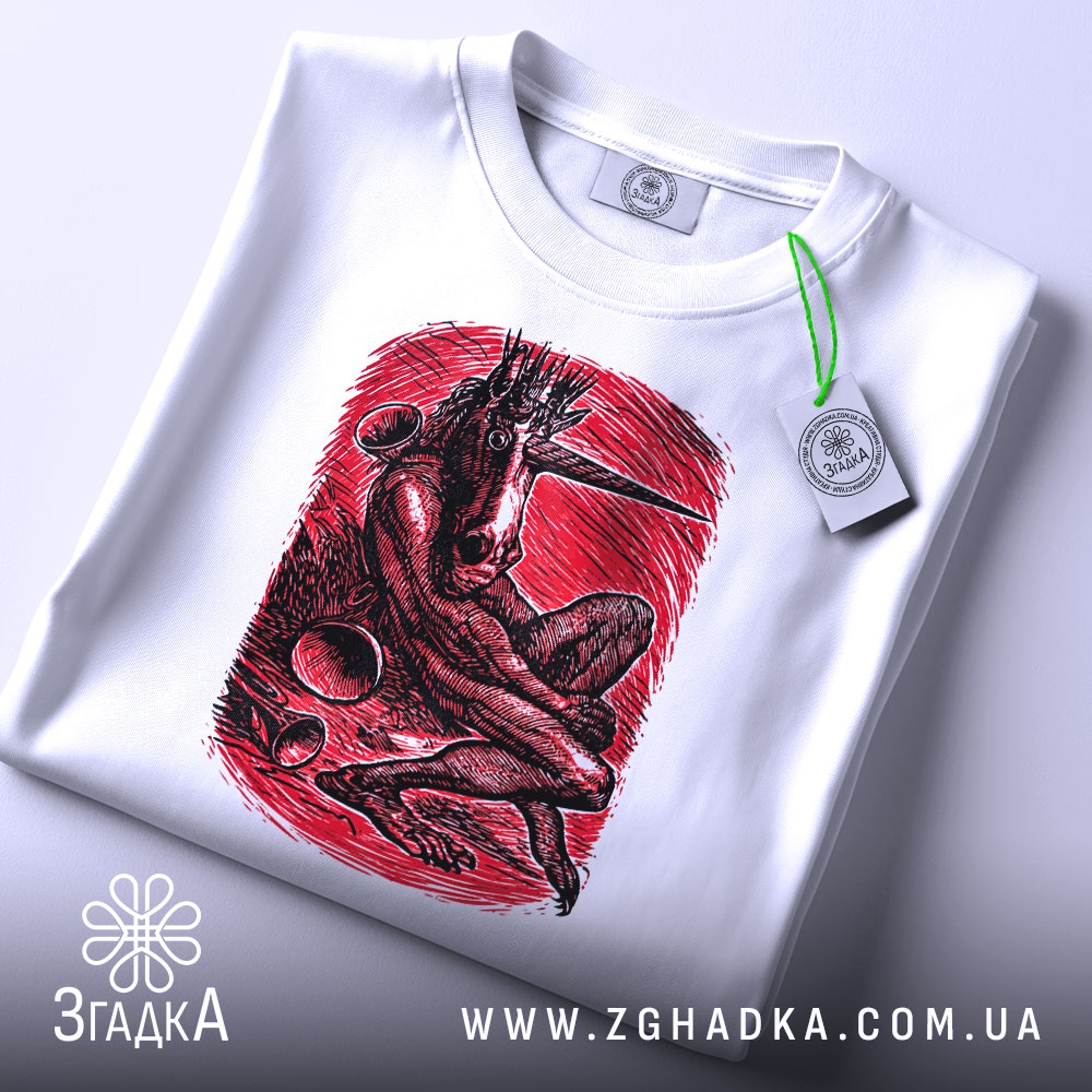 Футболка темний сюрреалізм, біла, зображена зверху, фон світло-сірий, принт червоного кольору з зображенням істоти з рогами, що сидить, з етикеткою на комірці.