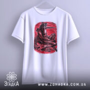 Футболка темний сюрреалізм, біла, підвішена на вішалці, фон світло-сірий, принт червоного кольору з зображенням істоти з рогами, що сидить, з деталями на руках.