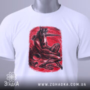 Футболка темний сюрреалізм, біла, зображена зверху, фон світло-сірий, принт червоного кольору з зображенням істоти з рогами, що сидить, з етикеткою на комірці.