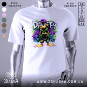 Футболка урбан качур білого кольору, зображена з фронтального ракурсу на манекені, фон нейтральний, принт з персонажем Даффі Дака в стильному одязі, яскраві кольори з графіті на фоні.