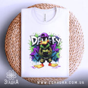 Футболка урбан качур білого кольору, зображена зверху на плетеній основі, фон нейтральний, принт з персонажем Даффі Дака, яскраві кольори та елементи графіті, футболка складена акуратно.