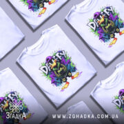 Футболка урбан качур білого кольору, зображена з фронтального ракурсу на манекені, фон нейтральний, принт з персонажем Даффі Дака в стильному одязі, яскраві кольори з графіті на фоні.