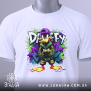 Футболка урбан качур білого кольору, зображена з близького ракурсу, фон нейтральний, принт з персонажем Даффі Дака, деталі принта включають яскраві кольори та елементи графіті, на футболці є етикетка.