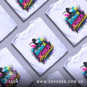 Футболка вільна жінка, білого кольору, зображена в анфас на манекені, фон світло-сірий, принт з написом 'Вільна Жінка' у яскравих кольорах з елементами спрею.