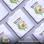 Футболка вкрала моє серце. Біла футболка на манекені, з принтом авокадо, що має серйозний вираз обличчя. Фон світлий, з легким градієнтом. Принт яскравий, з кольоровими деталями та текстом.