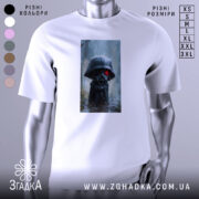 Футболка володар тіні, білого кольору, зображена на манекені, ракурс спереду, фон нейтральний, принт з персонажем у чорному капюшоні з червоними очима на фоні дощу.