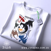 Футболка з драконячою тематикою — чорна футболка, крупний план принта, студійне освітлення.