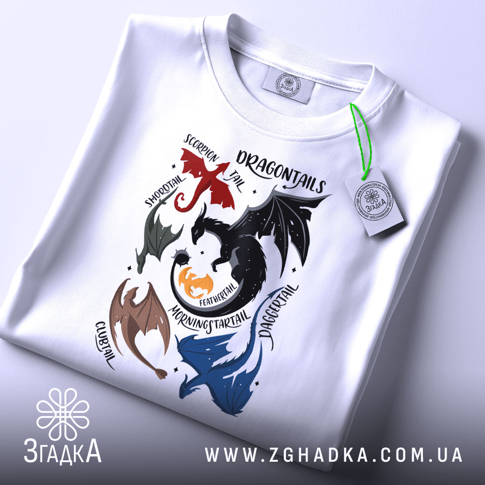 Футболка з драконячою тематикою — чорна футболка, крупний план принта, студійне освітлення.