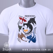 Футболка з драконячою тематикою — біла футболка, вид спереду, чіткий принт на нейтральному фоні.