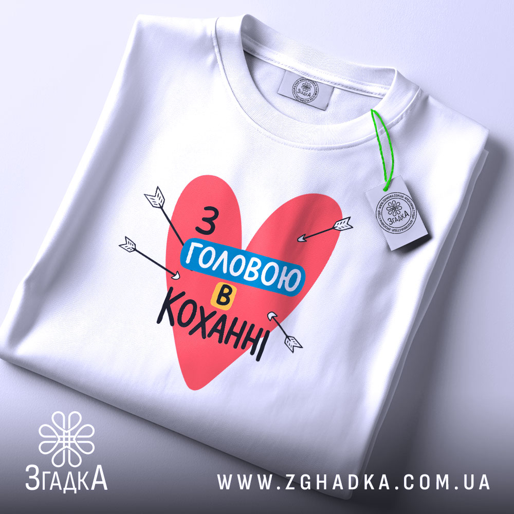 Футболка з головою кохання — чорна футболка, крупний план принта, студійне освітлення.