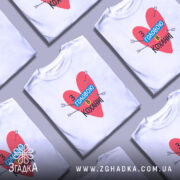 Футболка з головою кохання — кілька складених футболок, композиція на столі.