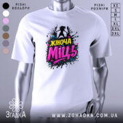 Футболка жіноча міць, білого кольору, зображена з фронтального ракурсу на манекені, фон нейтральний сірий, принт з написом 'Жіноча Міць' у яскравих кольорах з елементами графіки.