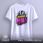 Футболка жіноча міць, білого кольору, зображена з фронтального ракурсу, фон світло-сірий, принт з написом 'Жіноча Міць' у яскравих кольорах, з елементами графіки.