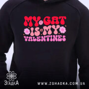 Худі для любителів котиків. Темно-синій колір, ракурс спереду, фон світлий. Принт з написом 'MY CAT IS MY VALENTINES' у рожевих тонах, капюшон видимий, без кишені на передньому плані, манжети класичні.