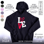 Худі для закоханих, темно-синього кольору, з капюшоном, з кишенею-«кенгуру» спереду. На грудях великий принт з написом 'LOVE', де буква 'O' оформлена у вигляді сердечка. Манжети та пояс виконані в еластичному матеріалі. Фон нейтральний, що підкреслює стильний вигляд худі.