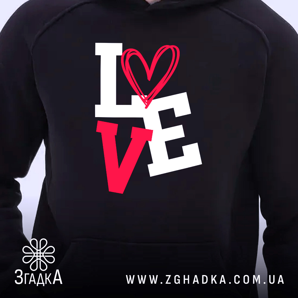 Худі для закоханих, темно-синього кольору, з капюшоном, з акцентом на принт 'LOVE' на грудях. Принт виконаний у яскравих кольорах: червоний, білий та чорний. Видно деталі капюшона та манжетів. Фон світлий, що робить худі більш виразним.