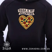 Худі подарунок любителю піци. Темно-синій колір, близький ракурс на передню частину, фон світлий. Принт у формі серця з піци, з написом 'PIZZA IS MY VALENTINE'. Капюшон присутній, манжети з еластичної тканини.