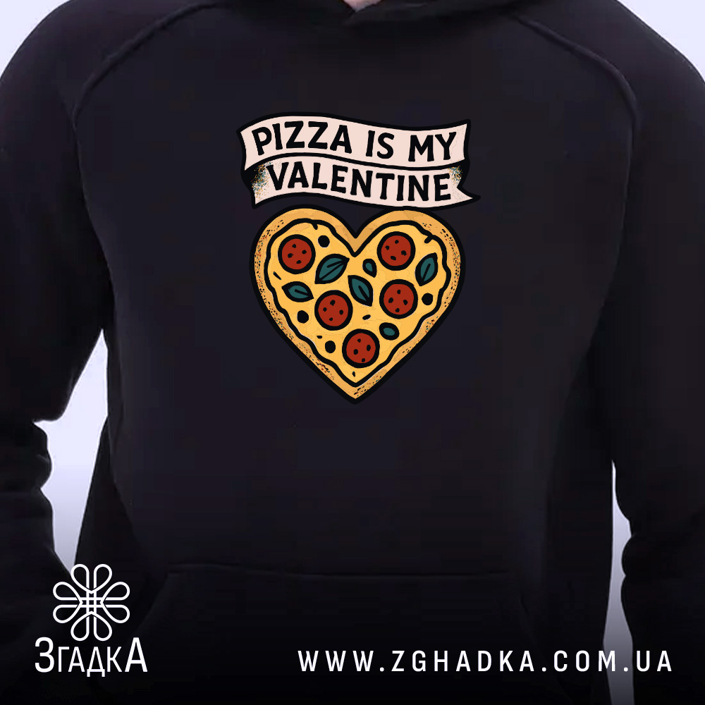 Худі подарунок любителю піци. Темно-синій колір, близький ракурс на передню частину, фон світлий. Принт у формі серця з піци, з написом 'PIZZA IS MY VALENTINE'. Капюшон присутній, манжети з еластичної тканини.