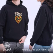 Худі подарунок любителю піци. Темно-синій колір, ракурс з боків, фон світлий. Принт у формі серця з піци, з написом 'PIZZA IS MY VALENTINE'. Кишеня-«кенгуру», капюшон, манжети та пояс з еластичної тканини, дві людини в кадрі.