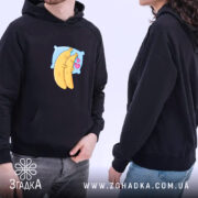 Худі подарунок закоханій парі — худі на вішаку, загальний вигляд виробу у студії.