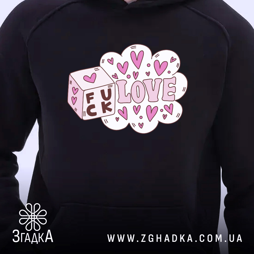 Худі стрітвеар Fuck Love, темно-синього кольору, з капюшоном, ракурс з близької відстані, фон білий, принт з написом 'FUCK LOVE' у рожевих сердечках, без кишені-«кенгуру», манжети з еластичної тканини.