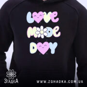 Худі унісекс Love Mode — худі, крупний план принта на нейтральному фоні.