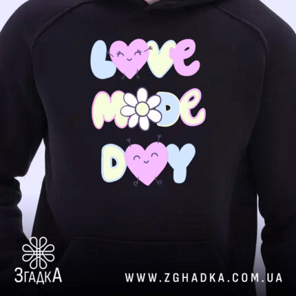 Худі унісекс Love Mode — худі, крупний план принта на нейтральному фоні.