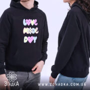 Худі унісекс Love Mode — худі на вішаку, загальний вигляд виробу у студії.