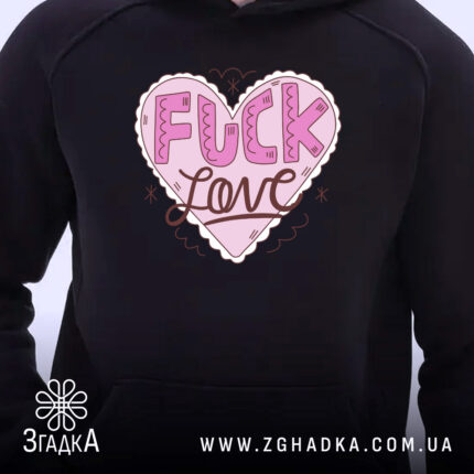 Худі з написом Fuck Love, чорного кольору, з капюшоном, на фоні світло-сірого кольору, з принтом у формі серця, де напис виконаний у рожевих тонах, з кишенею-«кенгуру», манжети та пояс з еластичної тканини.