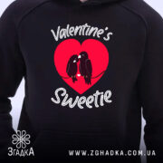 Худі з закоханими пташками, темно-синього кольору, з ракурсу спереду. Принт на чорному фоні, червоне серце з пташками та текстом 'Valentine's Sweetie'. Капюшон видимий, манжети та пояс стандартної ширини, без кишені.