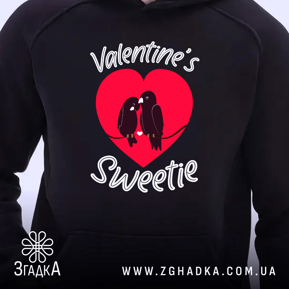 Худі з закоханими пташками, темно-синього кольору, з ракурсу спереду. Принт на чорному фоні, червоне серце з пташками та текстом 'Valentine's Sweetie'. Капюшон видимий, манжети та пояс стандартної ширини, без кишені.