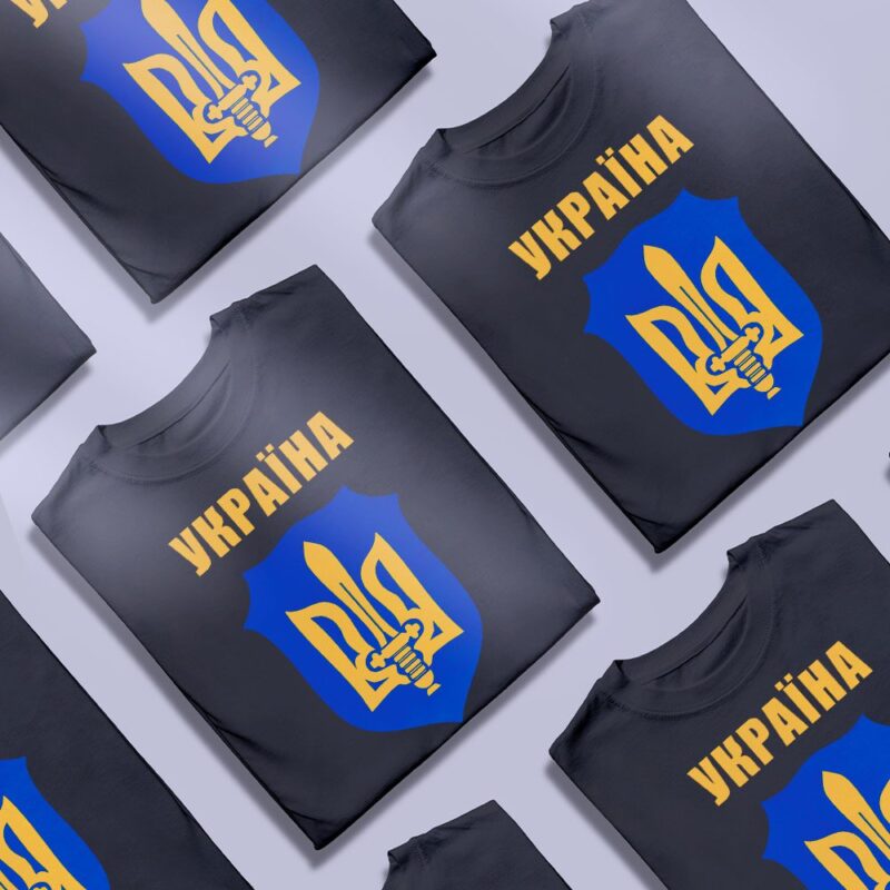 Патріотичні футболки з українською символікою — ілюстрація до статті «Патріотичні футболки з українською символікою: модний в