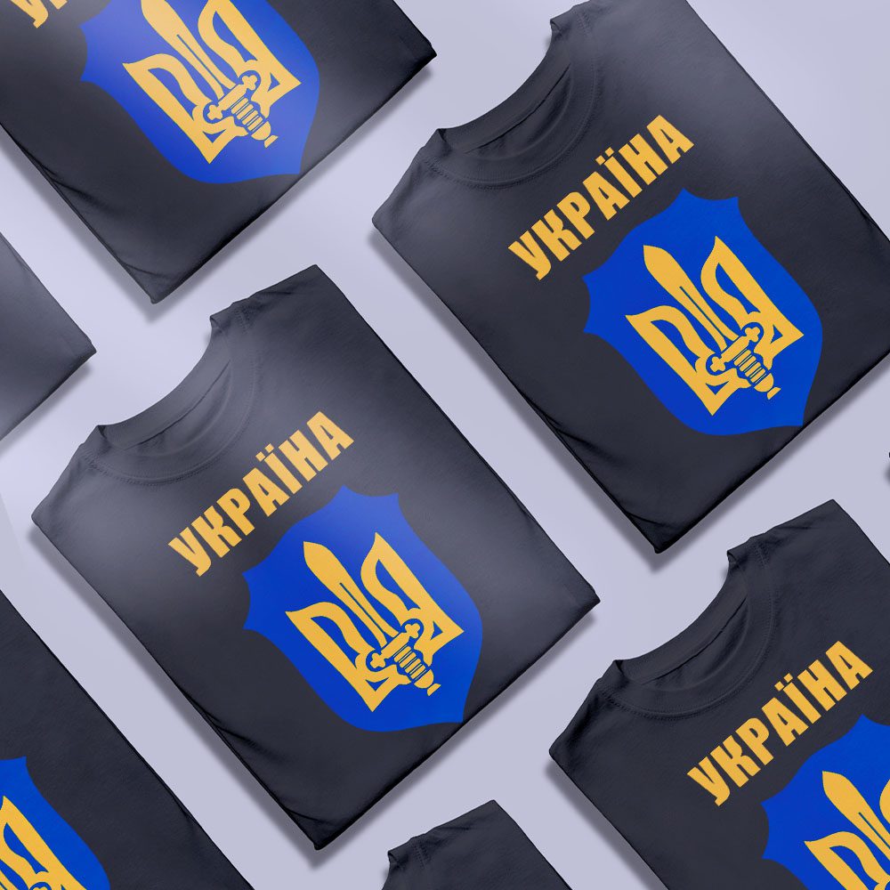 Патріотичні футболки з українською символікою — ілюстрація до статті «Патріотичні футболки з українською символікою: модний в