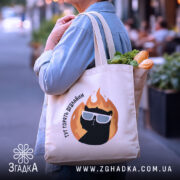 Шопер кіт у вогні — деталі тканини, ручок і швів крупним планом.