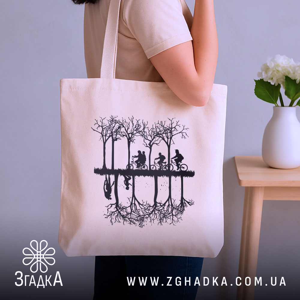 Шопер паралельний світ — шопер, крупний план принта на нейтральному фоні.