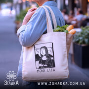 Шопер стильний принт арт — деталі тканини, ручок і швів крупним планом.