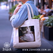 Шопер з іронічним принтом — деталі тканини, ручок і швів крупним планом.