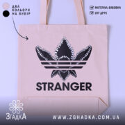 Шопер з принтом Stranger — шопер на манекені, вид спереду з чітким принтом.