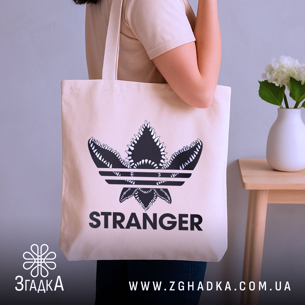 Шопер з принтом Stranger — шопер, крупний план принта на нейтральному фоні.