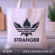 Шопер з принтом Stranger — шопер на вішаку, загальний вигляд виробу у студії.