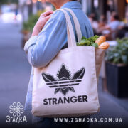 Шопер з принтом Stranger — деталі тканини, ручок і швів крупним планом.