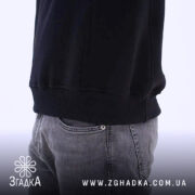 Світшот Маніпулятор людей, чорного кольору, зображений з боку, кругла горловина, манжети з трикотажної резинки, видно трикотажну резинку на поясі, фактура гладка та щільна.