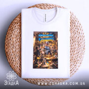 Футболка адміністрація мами, біла, на плетеній корзині, фон світло-сірий, принт з ілюстрацією жінки в блакитному халаті, яка подає їжу, текст на принті українською мовою.